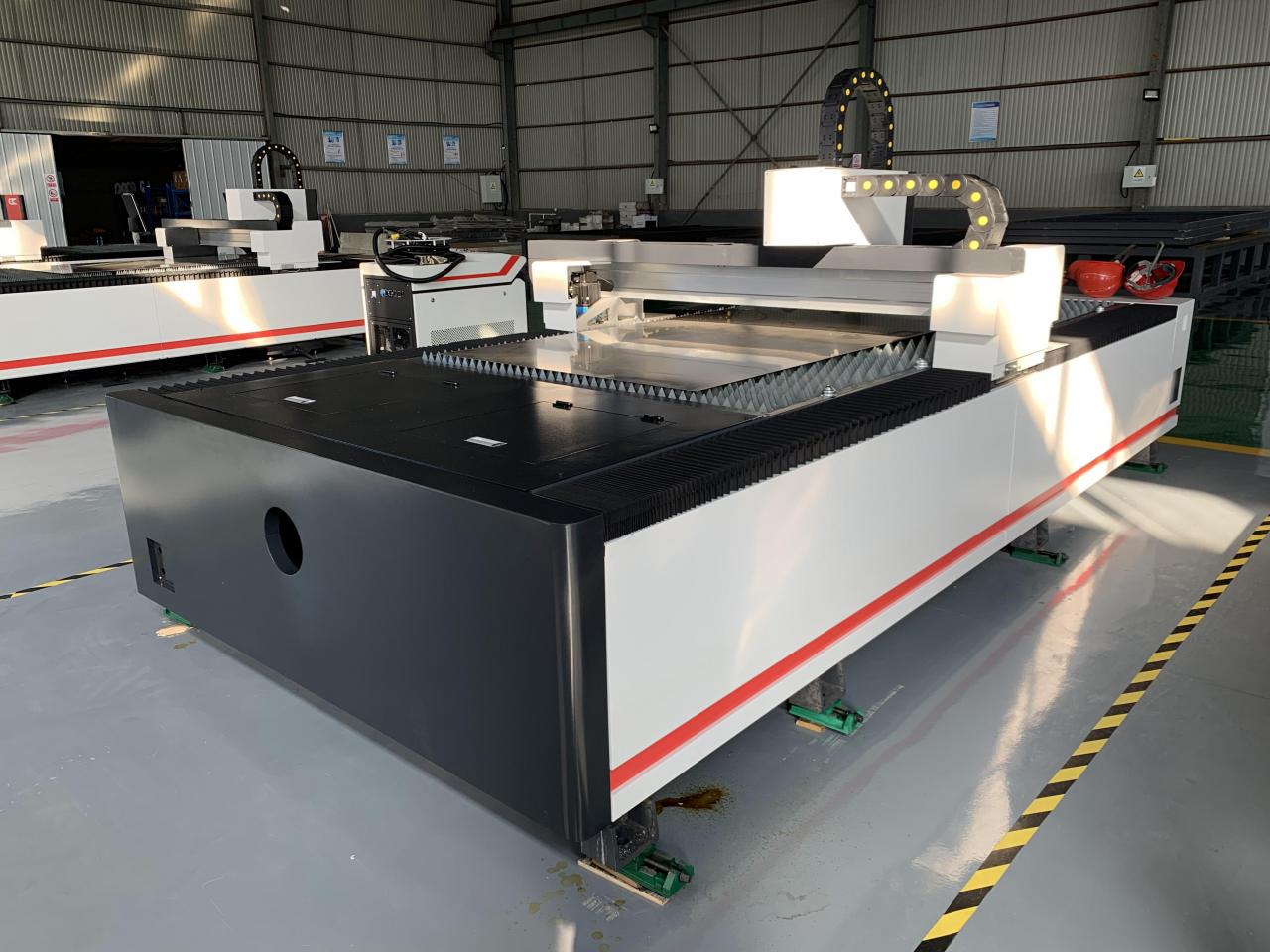 1kw 1.5kw 2kw Fiber Laser Cutting Machine For Metal Sheet Cutting 3000x1500mm 1kw 1.5kw 2kw Mașină de tăiat cu laser cu fibre pentru tăierea tablei de metal 3000x1500mm