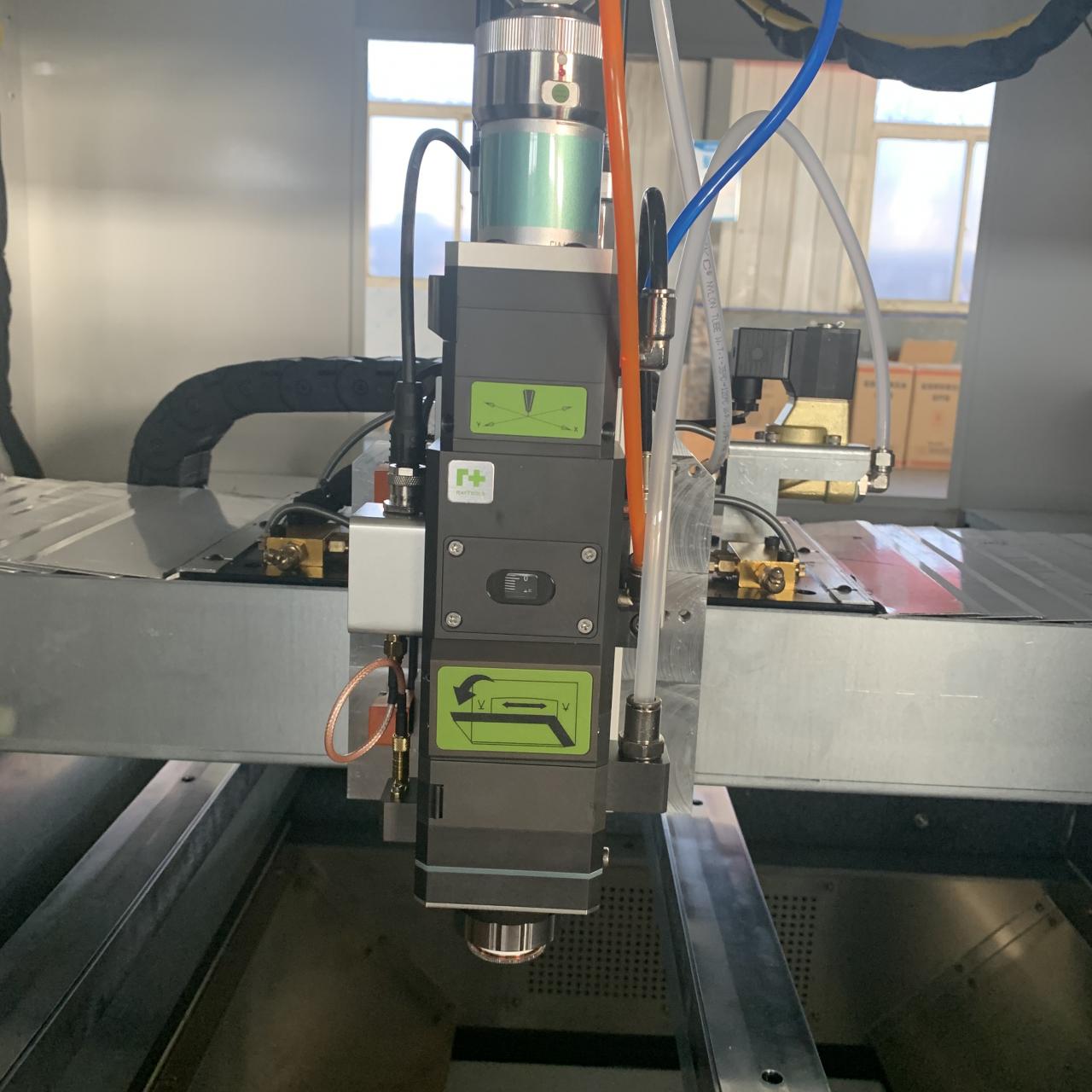 1kw 2kw Good Price Fiber Laser Cutting Machine For Sheet Metal 1kw 2kw Mașină de tăiat cu laser cu fibre de preț bun pentru tablă