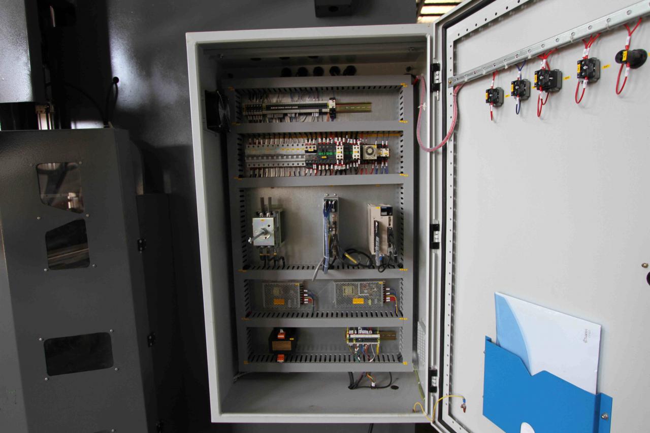 200t 300t Presa frana industriala standard Cnc Masina de frana presa hidraulica