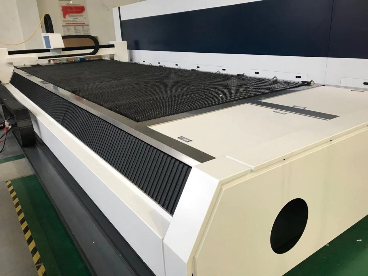 3015 4015 1kw To 6kw Cnc Fiber Laser Cutting Machine Raycus Laser Power 3015 4015 1kw până la 6kw Mașină de tăiat cu laser cu fibre CNC Raycus Putere laser