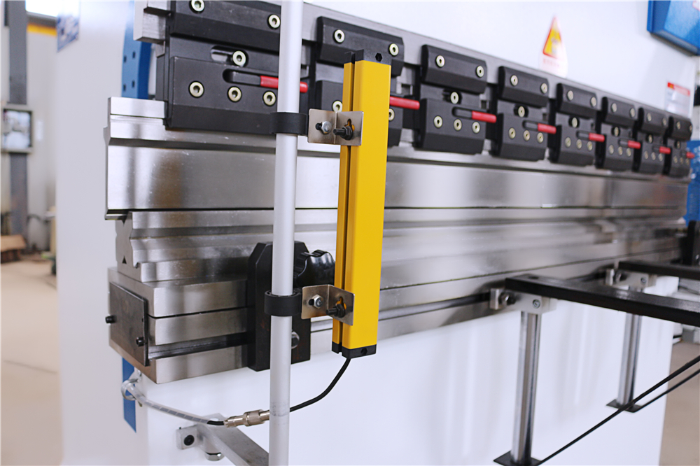 3+1 Axis Cnc Hydraulic Press Brake With Esa System Presa frana hidraulica CNC 3+1 axe cu sistem Esa