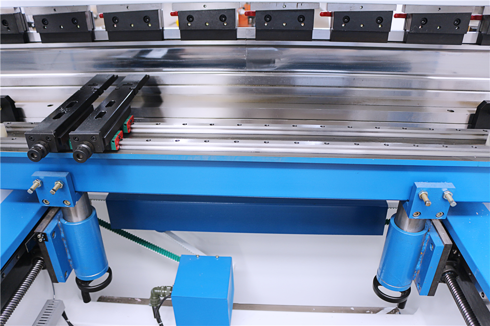 3+1 Axis Cnc Hydraulic Press Brake With Esa System Presa frana hidraulica CNC 3+1 axe cu sistem Esa