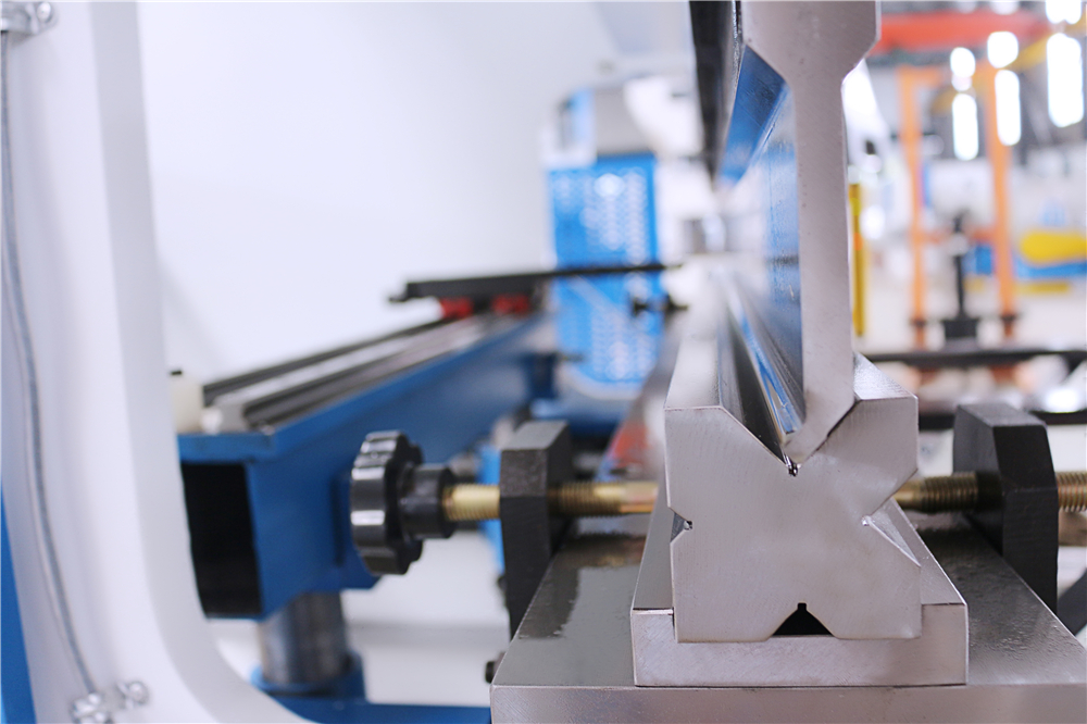 3+1 Axis Cnc Hydraulic Press Brake With Esa System Presa frana hidraulica CNC 3+1 axe cu sistem Esa