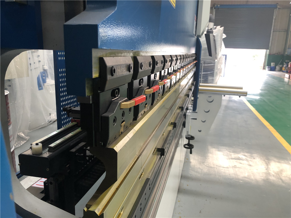 3+1 Axis Cnc Hydraulic Press Brake With Esa System Presa frana hidraulica CNC 3+1 axe cu sistem Esa