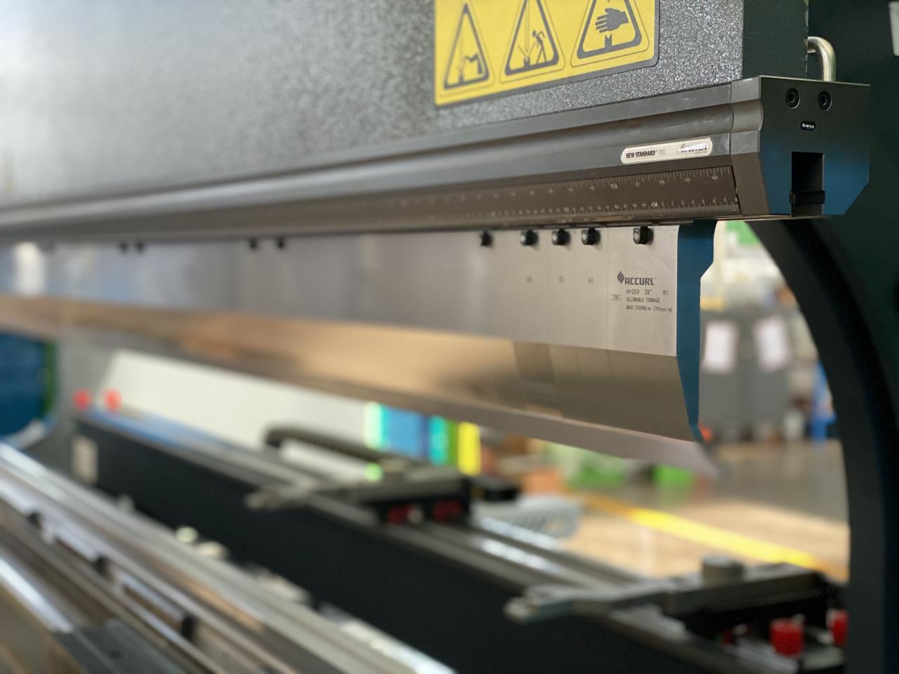 China 220t Cnc Bending Machine 6+1 Axis Hydraulic Press Brake Price China 220t Cnc mașină de îndoit 6 + 1 axe presă frână hidraulică Preț