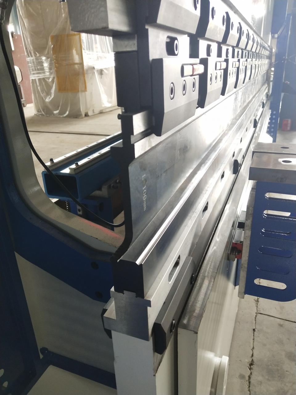 China Metal Hydraulic Press Brake Machine With Reasonable Price Mașină de frână hidraulică din metal din China cu preț rezonabil
