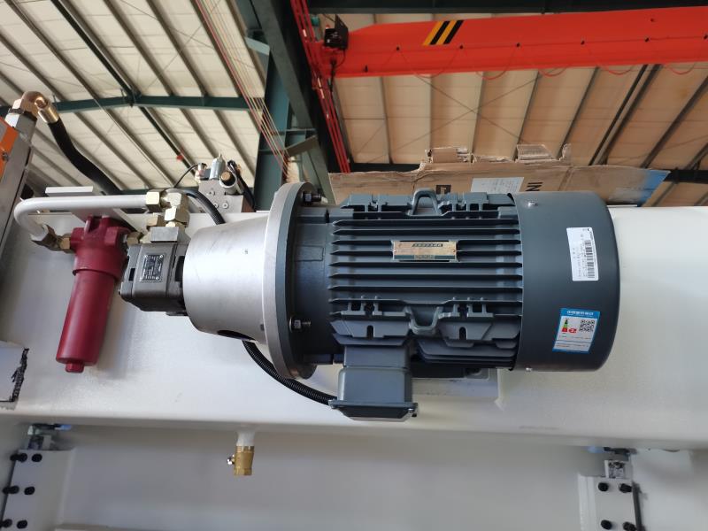 China Metal Hydraulic Press Brake Machine With Reasonable Price Mașină de frână hidraulică din metal din China cu preț rezonabil