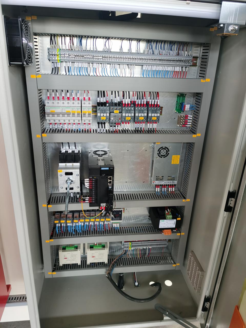 China Metal Hydraulic Press Brake Machine With Reasonable Price Mașină de frână hidraulică din metal din China cu preț rezonabil