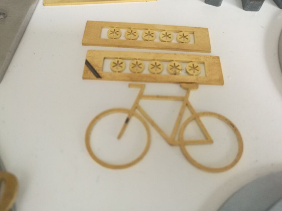 Mașină de tăiat metal cu laser cu fibră CNC 2000w Mașină de tăiat cu laser cu fibră