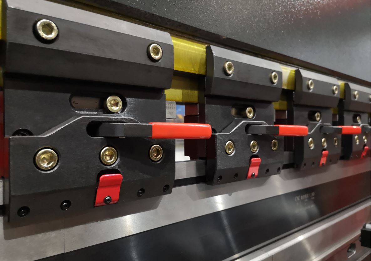 Delem Da66t 125 3+1 4+1 6+1 8+1 Cnc Hydraulic Press Brake For Metal Plate Bending Delem Da66t 125 3+1 4+1 6+1 8+1 Presa frana hidraulica CNC pentru indoirea placilor metalice