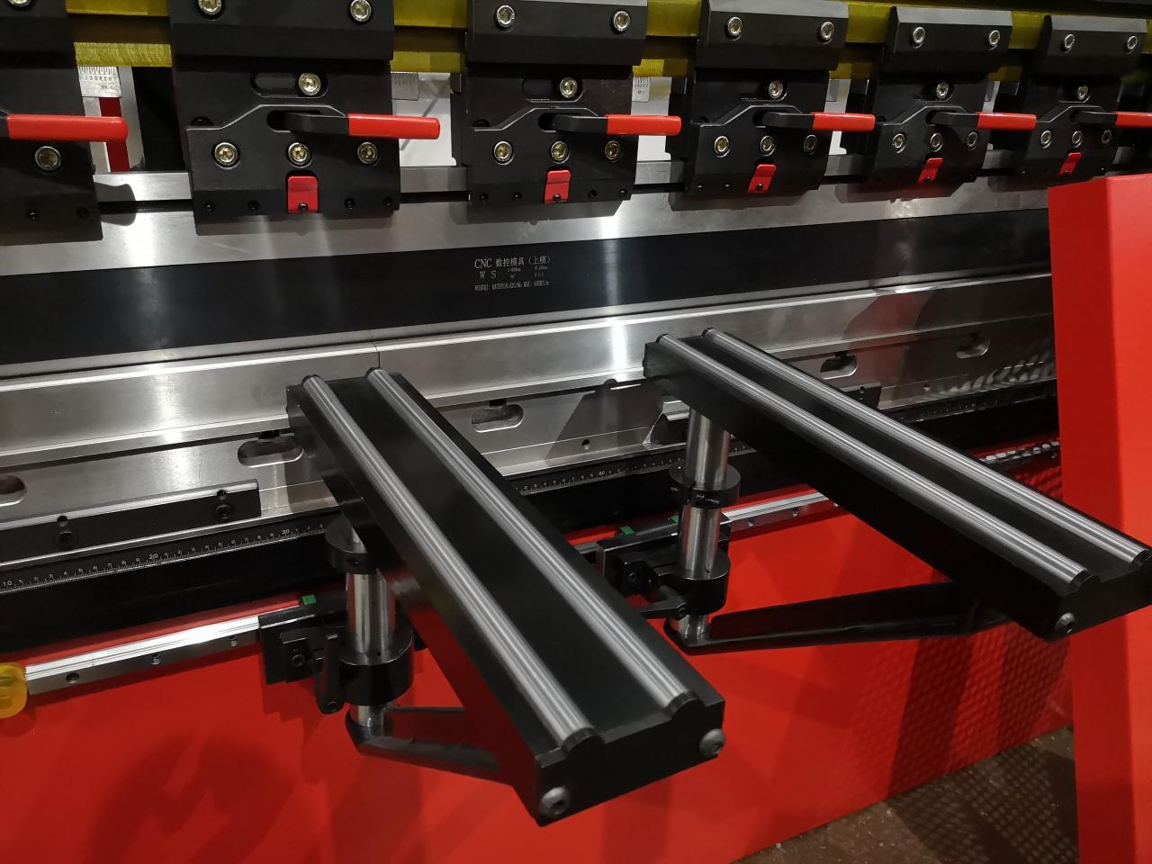 Delem Da66t 125 3+1 4+1 6+1 8+1 Cnc Hydraulic Press Brake For Metal Plate Bending Delem Da66t 125 3+1 4+1 6+1 8+1 Presa frana hidraulica CNC pentru indoirea placilor metalice