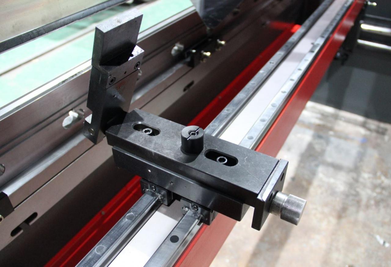 Delem Da66t 125 3+1 4+1 6+1 8+1 Cnc Hydraulic Press Brake For Metal Plate Bending Delem Da66t 125 3+1 4+1 6+1 8+1 Presa frana hidraulica CNC pentru indoirea placilor metalice