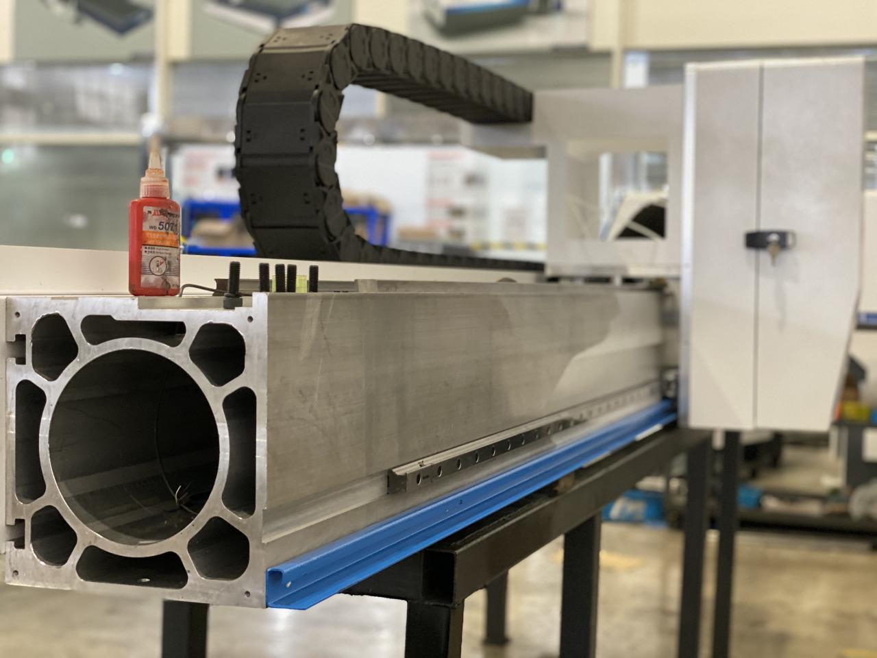 Mașină de tăiat cu laser fibră Masterline 8kw, 4000x2000mm, cu sursă laser Ipg