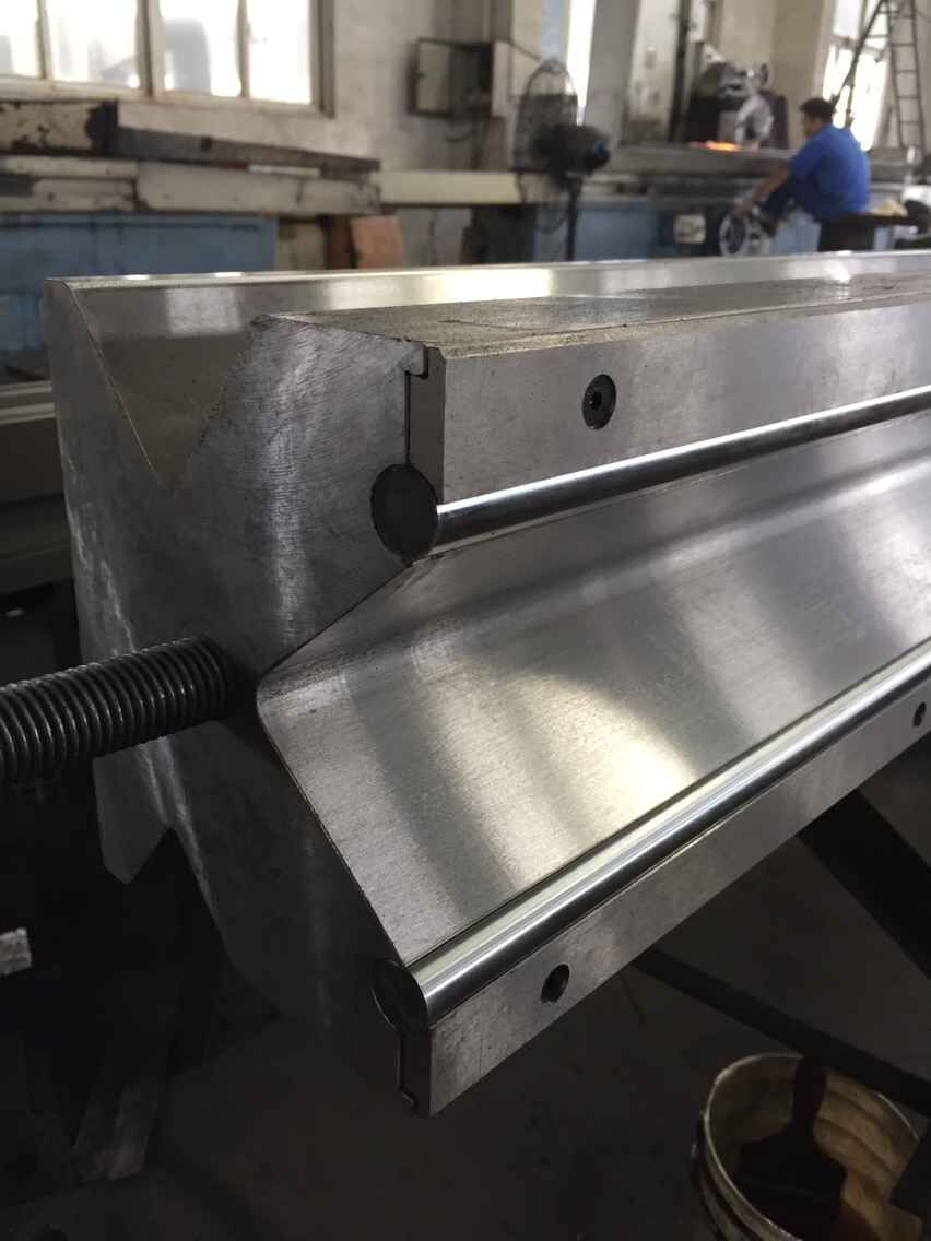 Full Automatic High Power Sheet Bending Machine And Cnc Press Brake Machine Mașină complet automată de îndoit foi de mare putere și mașină de frână de presă CNC