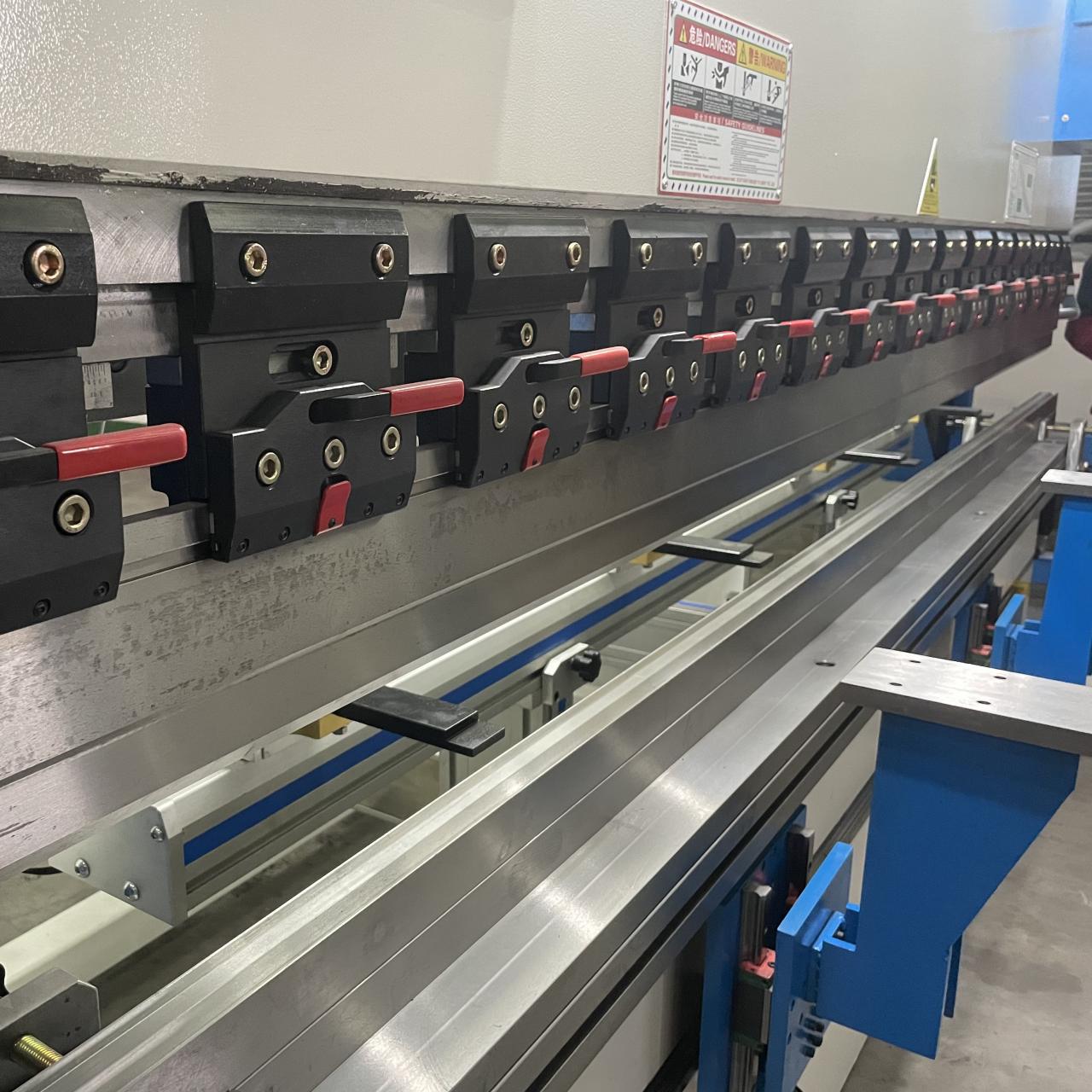 High Quality 3m Press Brake Machine Hydraulic 100 Ton For Sheet Metal Bending Mașină de frână de presă de înaltă calitate de 3m hidraulică de 100 de tone pentru îndoirea tablei