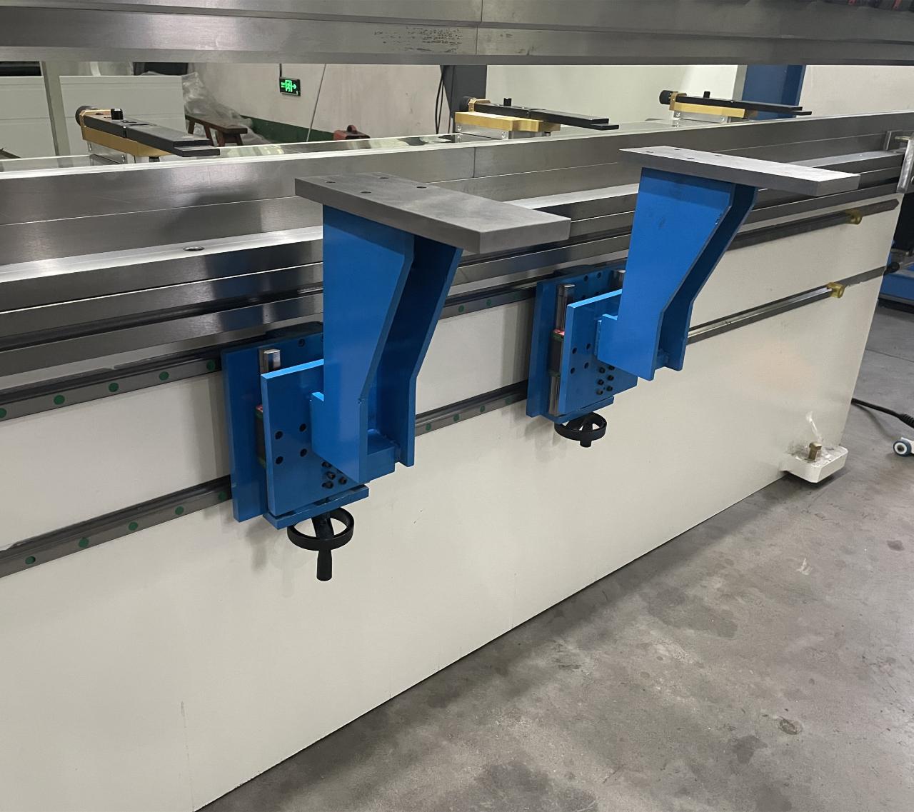 High Quality 3m Press Brake Machine Hydraulic 100 Ton For Sheet Metal Bending Mașină de frână de presă de înaltă calitate de 3m hidraulică de 100 de tone pentru îndoirea tablei