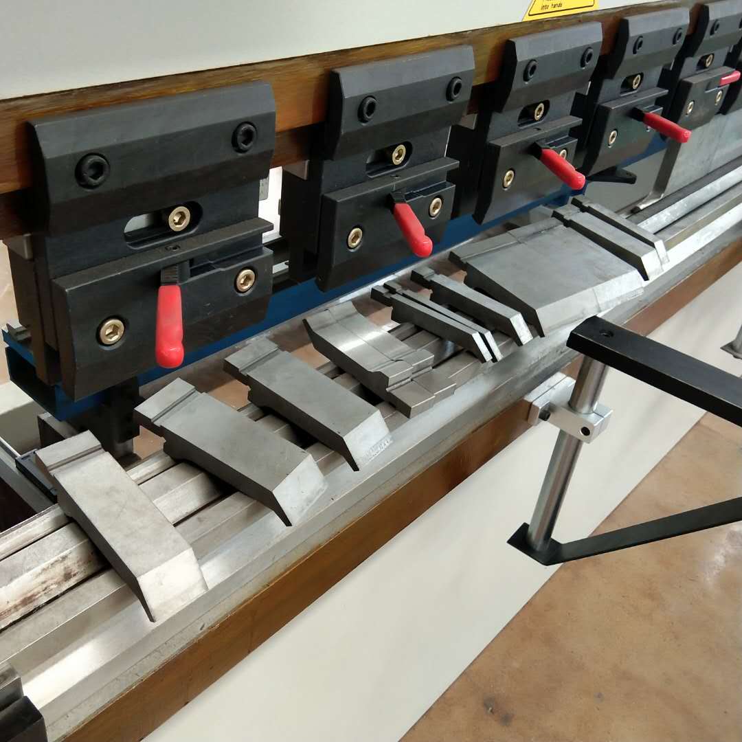 Presa frana hidraulica de 130t/3200mm 4+1 axe Delem Da53t Presa frana CNC