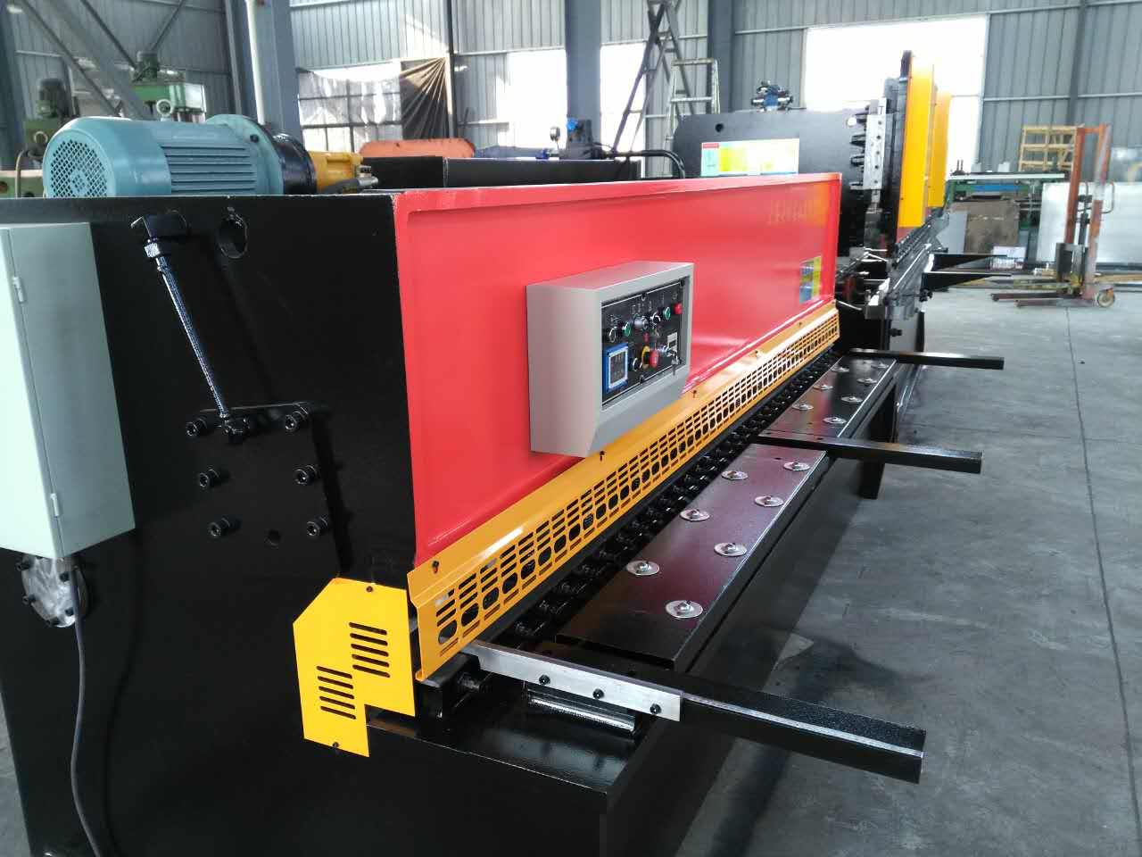 Hydraulic Swing Beam Guillotine Shears Qc12y-4x2500 Foarfece hidraulice de ghilotină cu fascicul pivotant Qc12y-4x2500