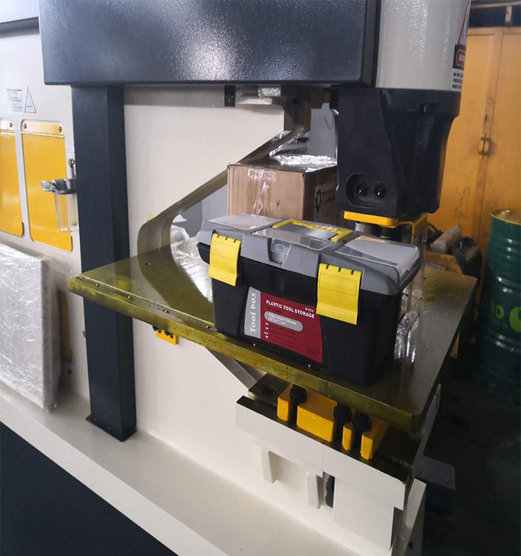 Metal Cutting Hydraulic Steelworkers Machine For Punching Cropping Notching Cutting Mașină hidraulică de tăiere a metalelor pentru lucrari de oțel pentru perforare tăiere tăiere crestare