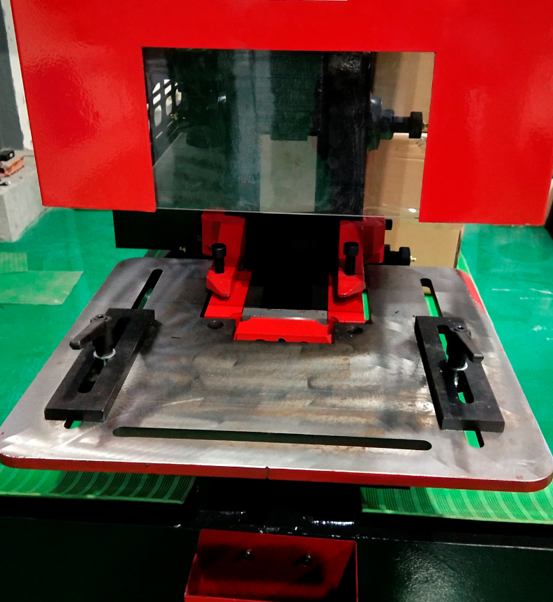 Q35y Series Hydraulic Ironworker Shearing And Punching Machine Seria Q35y Mașină hidraulică de forfecat și perforat