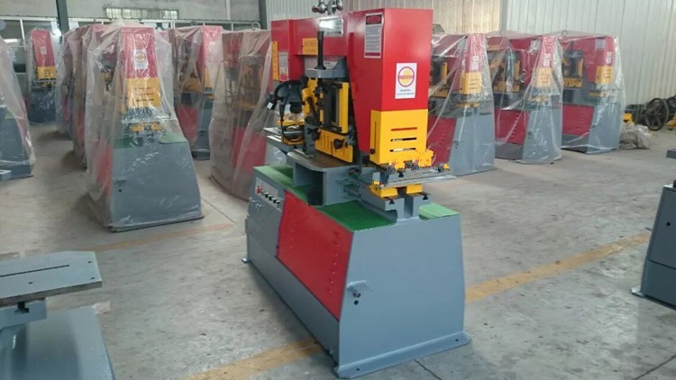 Q35y Series Multifunctional Hydraulic Iron Worker Combined Shearing And Punching Machine Mașină combinată de forfecare și poansonat hidraulic multifuncțional din seria Q35y