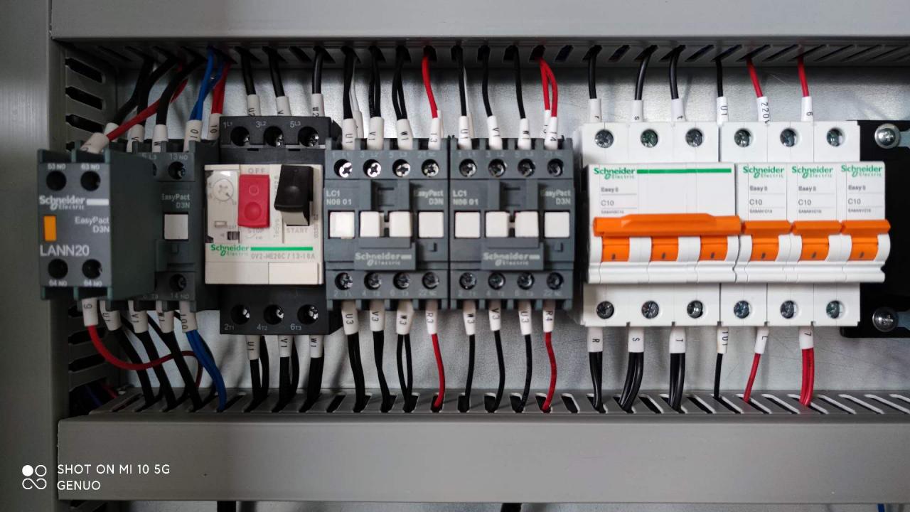 Qc11k Hydraulic Shear Machine And Guillotine Shearing Machine For Sheet Metal Cutting Mașină de forfecare hidraulică Qc11k și mașină de forfecare cu ghilotină pentru tăierea tablei