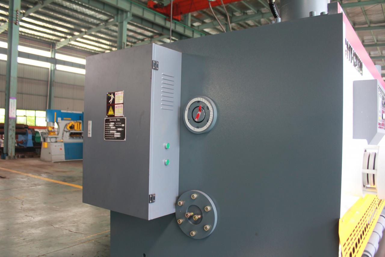 Qc11y Metal Plate Hydraulic Guillotine Shearing Machine For Sale Qc11y Mașină de forfecare cu ghilotină hidraulică din plăci metalice de vânzare