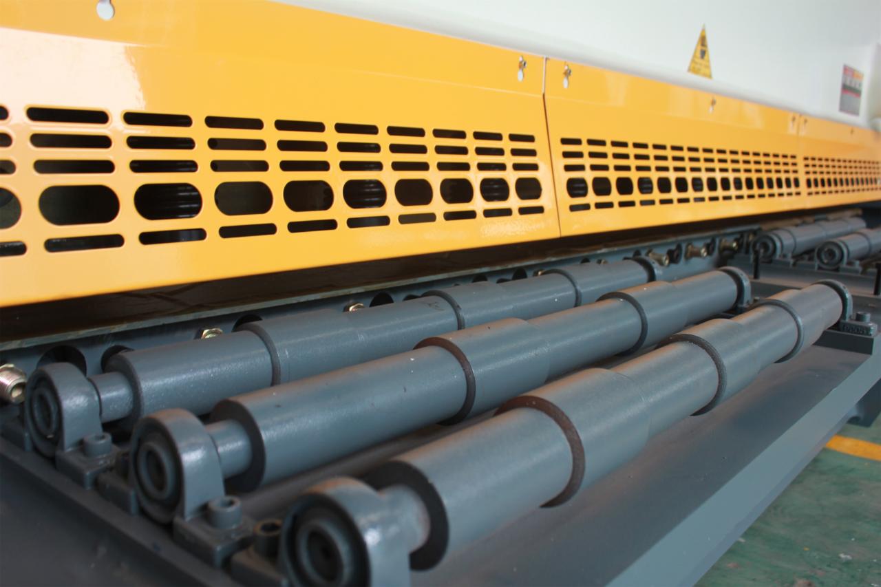 Qc11y Metal Plate Hydraulic Guillotine Shearing Machine For Sale Qc11y Mașină de forfecare cu ghilotină hidraulică din plăci metalice de vânzare