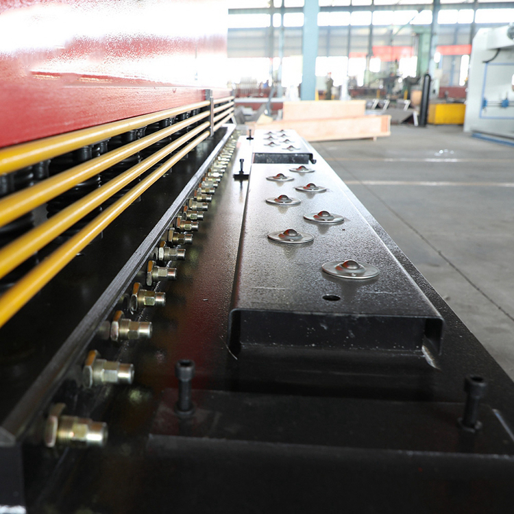 Qc12y / Qc12k Sheet Metal Steel Plate 6mm X 3200 Cnc Hydraulic Swing Beam Shear Machine Qc12y / Qc12k Tablă de oțel din tablă 6mm X 3200 Cnc Mașină de forfecare a fasciculului pivotant hidraulic