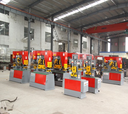 Steel Plate Angle Cutting Punching Notching Machine Hydraulic Ironworker For Sale Mașină de crestat pentru tăiere în unghi din plăci de oțel. Fierărie hidraulică de vânzare