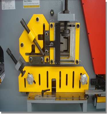 Steel Plate Angle Cutting Punching Notching Machine Hydraulic Ironworker For Sale Mașină de crestat pentru tăiere în unghi din plăci de oțel. Fierărie hidraulică de vânzare