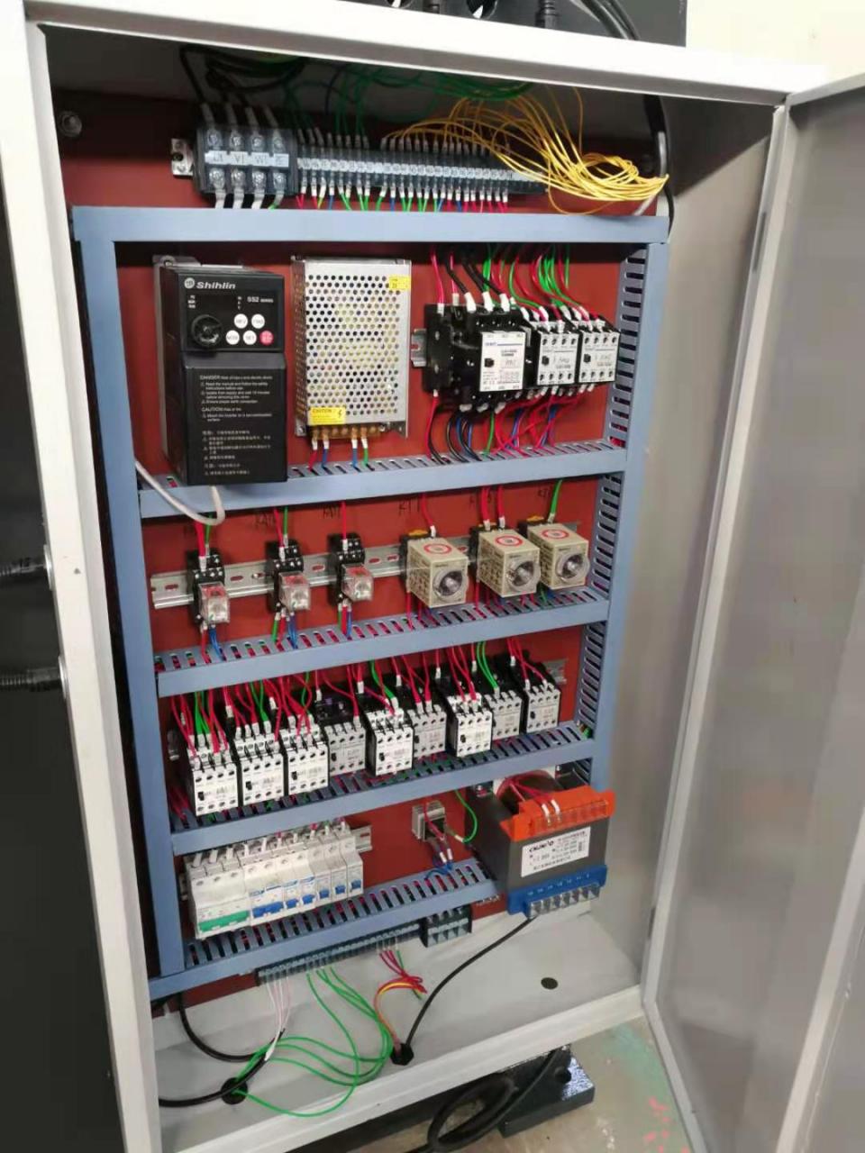 Wc67y-160 4000 Hydraulic Press Brake Cnc Metal Bending Machine For 4000mm Width Steel Wc67y-160 4000 Presă hidraulică Frână Cnc Mașină de îndoit metal pentru oțel cu lățime de 4000 mm